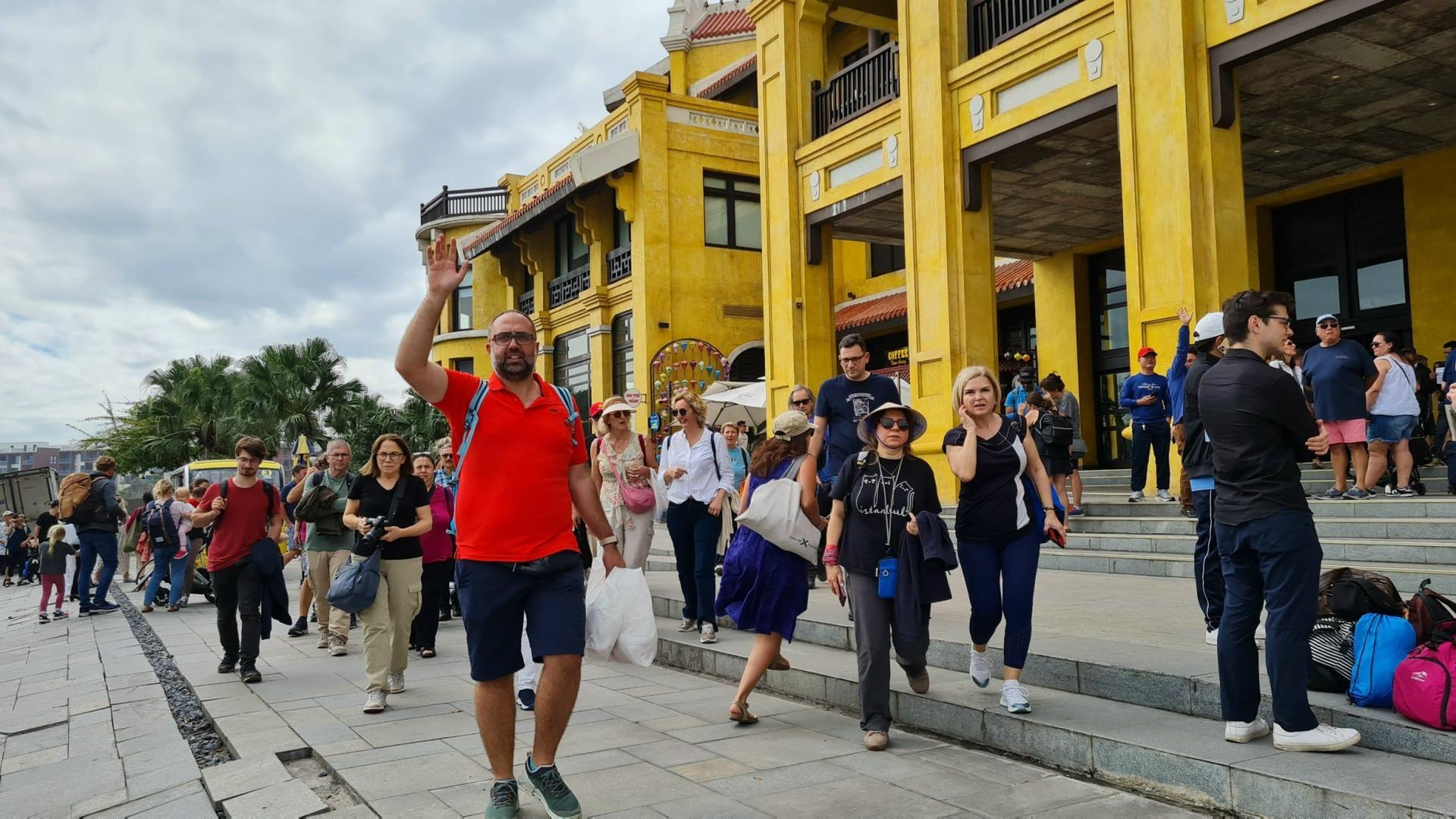 Quảng Ninh: Tổng thu du lịch quý I đạt trên 10.200 tỷ đồng- Ảnh 1.