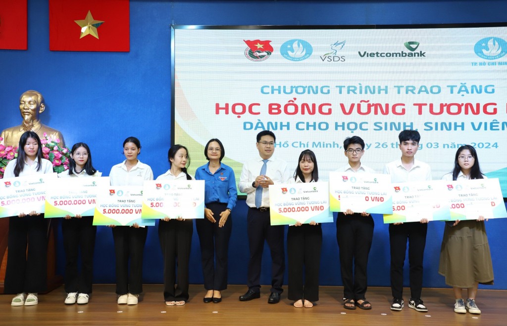 Ban tổ chức trao học bổng cho các em học sinh