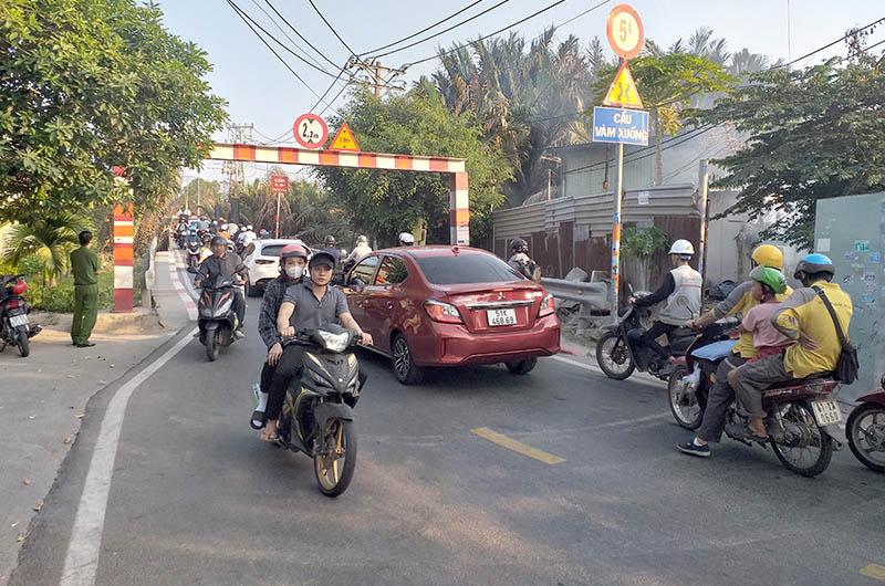 Mật độ các phương tiện qua lại cây cầu này luôn rất đông đúc, vì vậy mà vào khung giờ cao điểm trong ngày luôn xẩy ra tình trạng ùn ứ, tắc nghẽn.