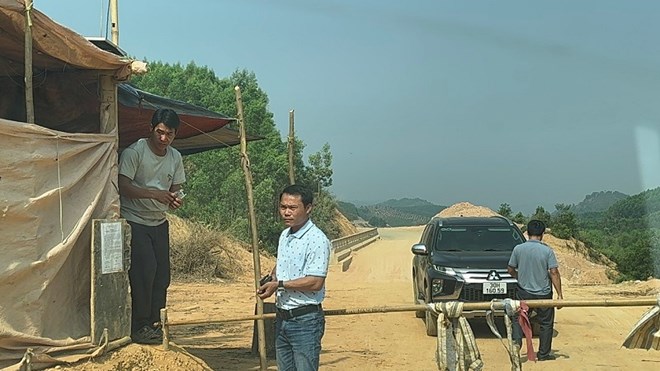 Cần dẹp ngay trạm thu phí giao thông trái phép trên đường Đông Trường Sơn