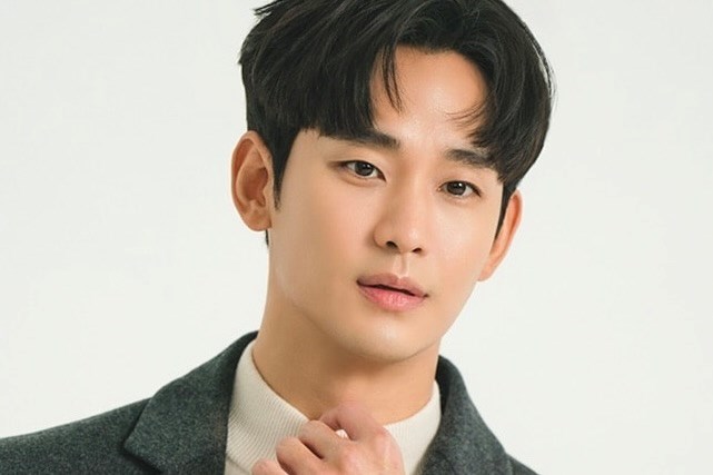 Vẻ ngoài trẻ trung không thay đổi của Kim Soo Hyun sau 10 năm