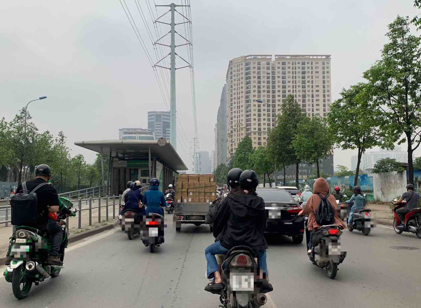 Nhiều loại phương tiện lấn chiếm làn đường cho xe buýt BRT. Ảnh: Nhật Minh