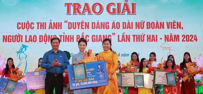 Trao giải cuộc thi ảnh duyên dáng áo dài nữ đoàn viên, người lao động