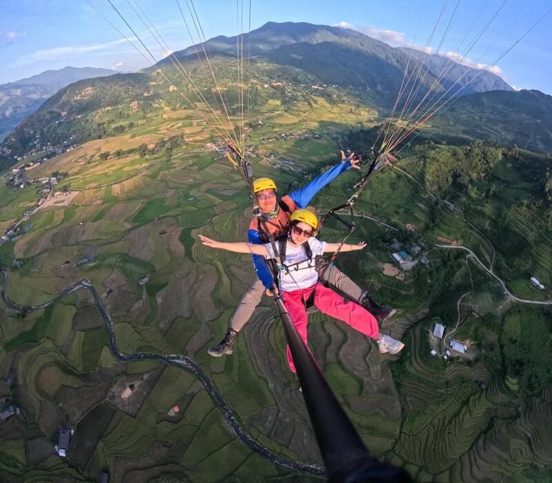 Du khách Việt trải nghiệm bay dù lượn ngắm Mù Cang Chải trên cao. Ảnh: Bảo Nguyên