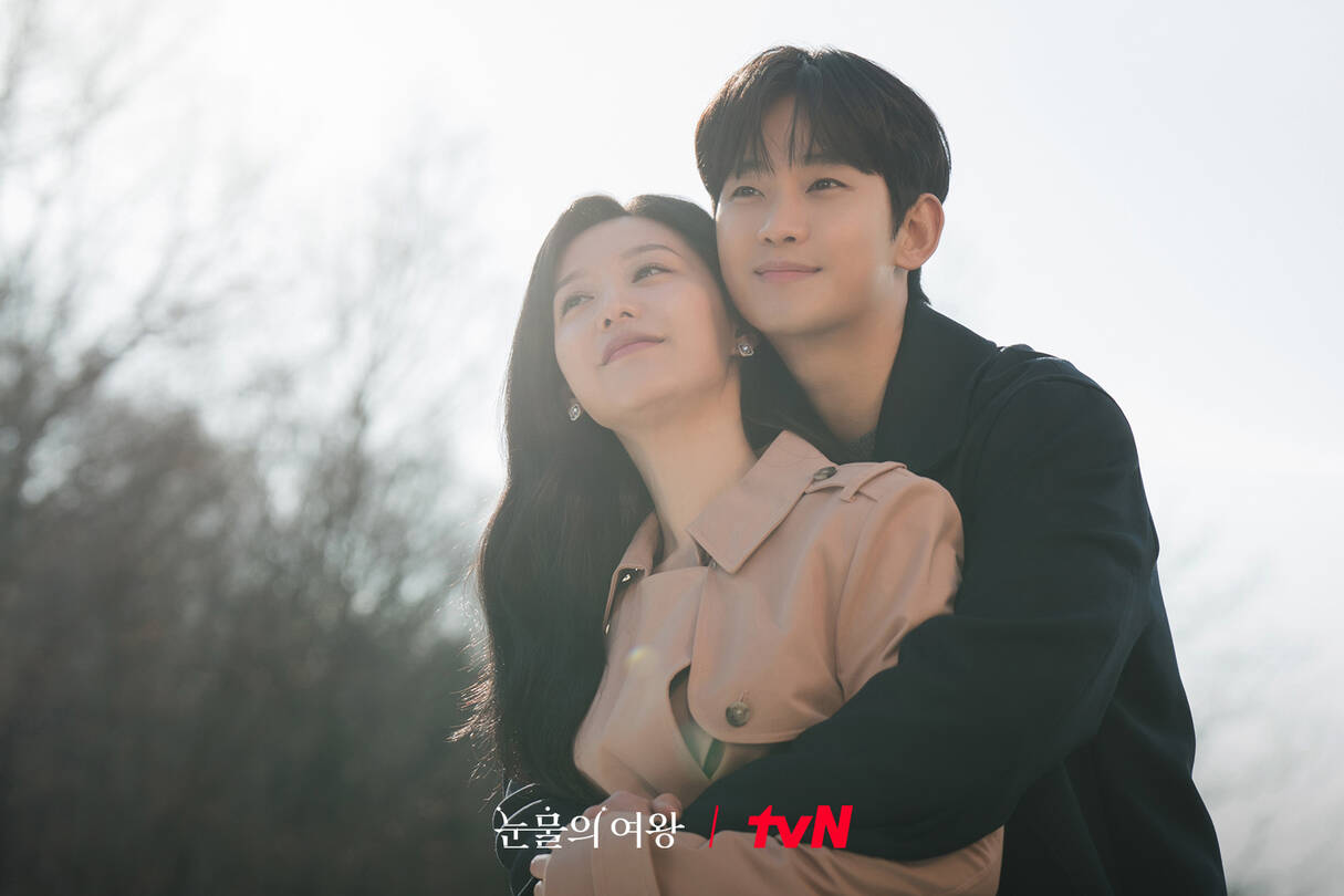 Kim Ji Won và Kim Soo Hyun có kết thúc viên mãn trong tập cuối “Nữ hoàng nước mắt“. Ảnh: Nhà sản xuất