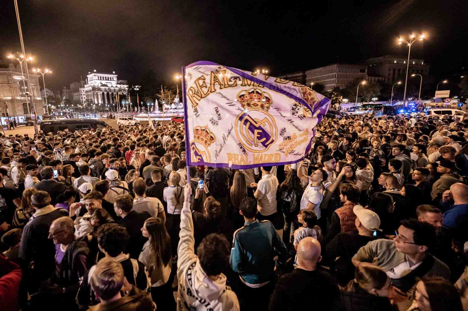 Các fan Real Madrid đang tiết kiệm năng lượng để chờ ngày nâng cúp tại Wembley. Ảnh: AFP