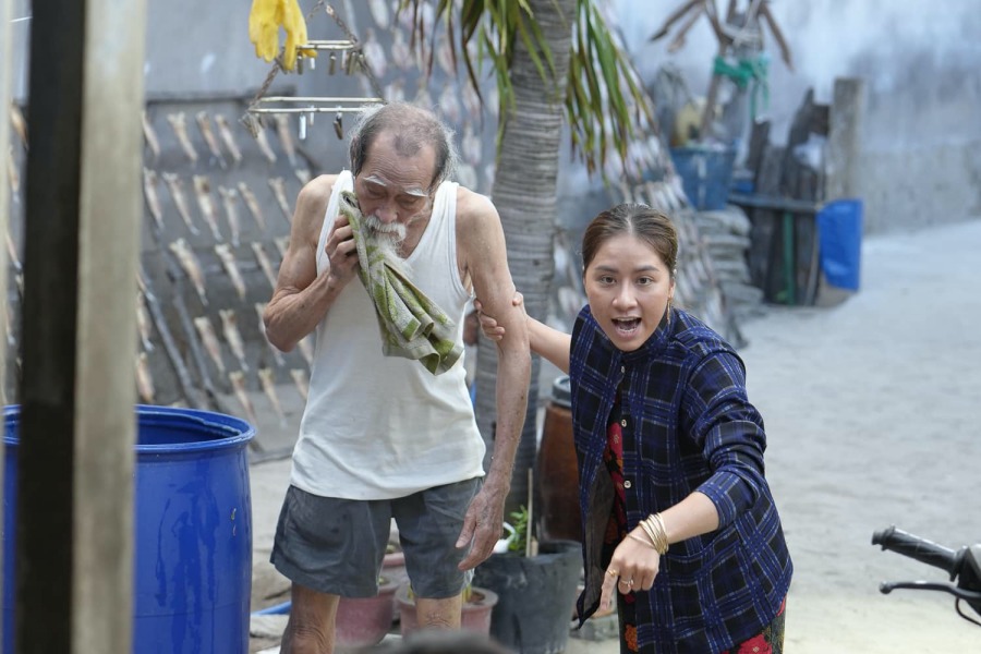 Nghệ sĩ Mạnh Dung và Tín Nguyễn trong một cảnh quay “Lật mặt 7: Một điều ước”. Ảnh: Nhà sản xuất