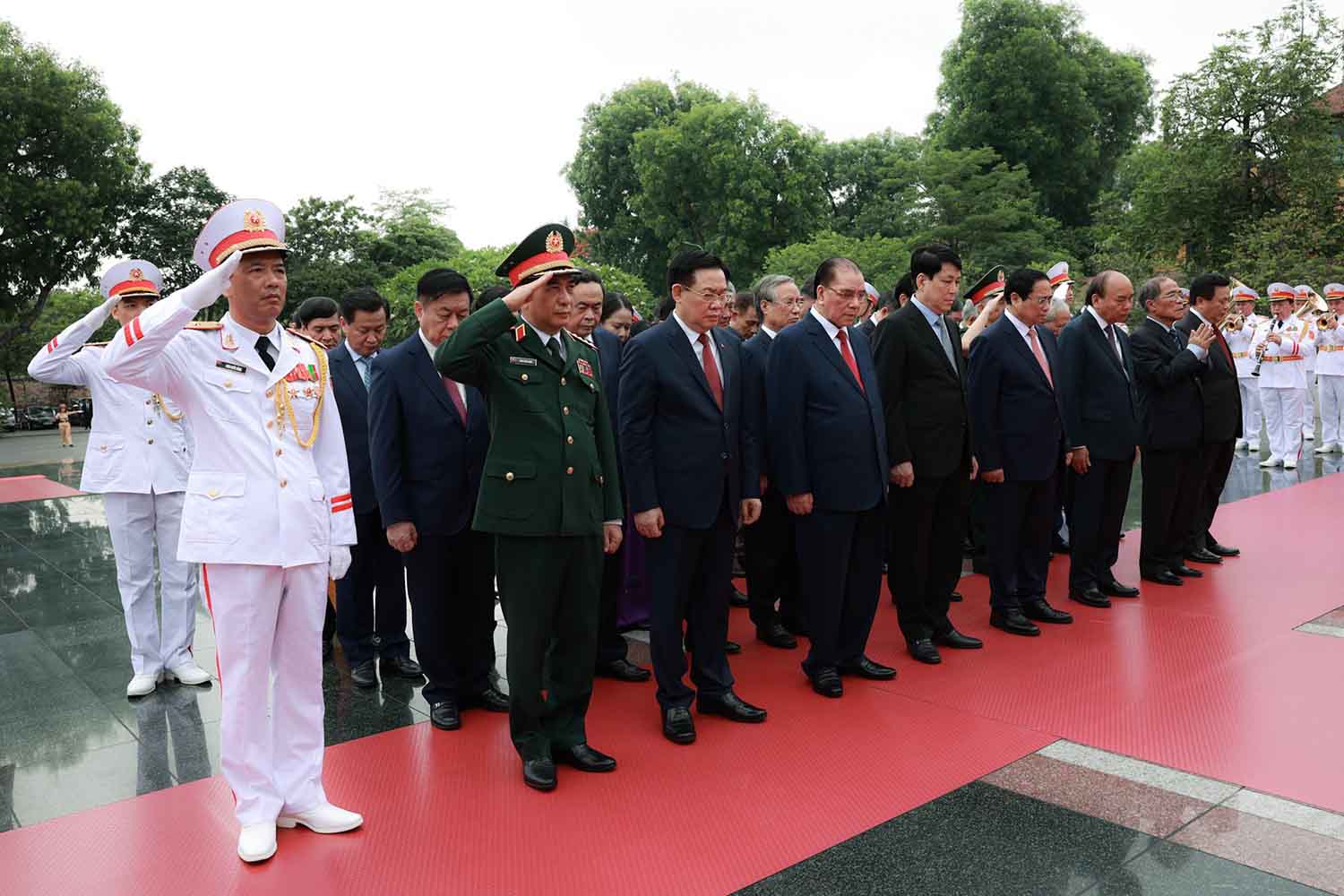 Các lãnh đạo, nguyên lãnh đạo Đảng, Nhà nước dâng hương, tưởng niệm các Anh hùng liệt sĩ tại Đài Tưởng niệm các Anh hùng liệt sĩ trên đường Bắc Sơn, Hà Nội. Ảnh: Hải Nguyễn