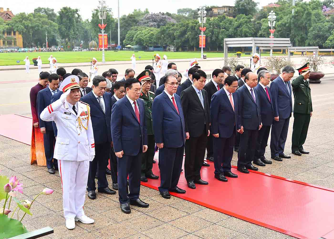 Các lãnh đạo Đảng, Nhà nước thành kính tưởng nhớ công lao to lớn của Chủ tịch Hồ Chí Minh. Ảnh: Hải Nguyễn