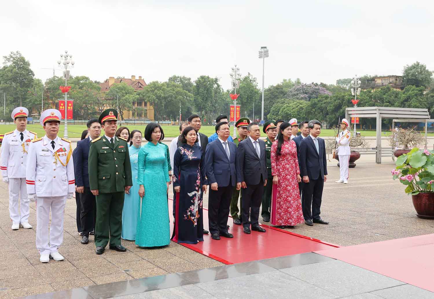 Đoàn đại biểu Thành ủy, HĐND, UBND, Ủy ban Mặt trận Tổ quốc Thành phố Hà Nội vào Lăng viếng Chủ tịch Hồ Chí Minh. Ảnh: Hải Nguyễn