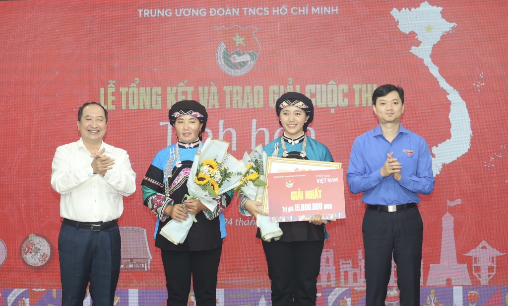 Anh Nguyễn Minh Triết – Bí thư T.Ư Đoàn, Chủ tịch T.Ư Hội SVVN (bên phải) và ông Vy Tư Liệu - Vụ trưởng Vụ Đoàn thể nhân dân Ban Dân vận T.Ư trao giải Nhất cho nữ sinh Lồ Phà Tú Anh