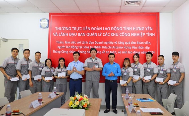 Chủ tịch LĐLĐ tỉnh Hưng Yên khen thưởng đoàn viên xuất sắc