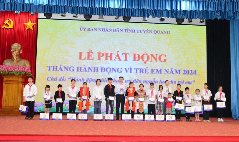 Chủ tịch UBND tỉnh Tuyên Quang, Nguyễn Văn Sơn và ông Đặng Hoa Nam, Cục trưởng Cục Trẻ em trao quà và học bổng cho trẻ em trên địa bàn tỉnh Tuyên Quang có hoàn cảnh khó khăn vươn lên trong học tập (Ảnh: Lê Hanh)