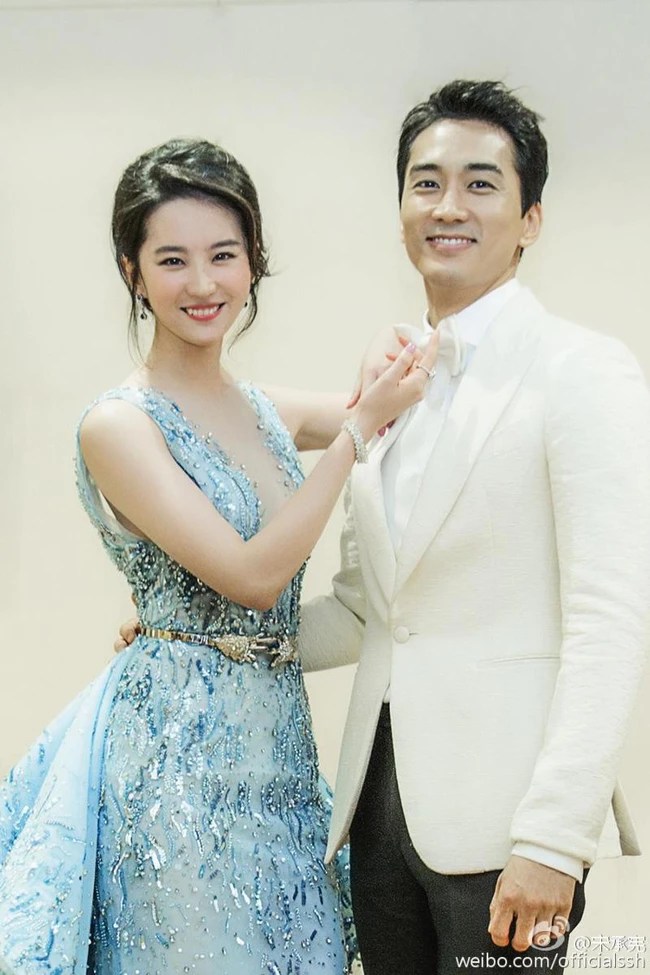 Song Seung Hun và Lưu Diệc Phi xác nhận hẹn hò năm 2015. Ảnh: Weibo.