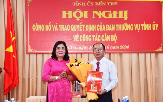 Quyền Bí thư Tỉnh ủy, Chủ tịch HĐND tỉnh Bến Tre - Hồ Thị Hoàng Yến trao quyết định cho ông Nguyễn Văn Dũng. Ảnh: Hữu Hiệp