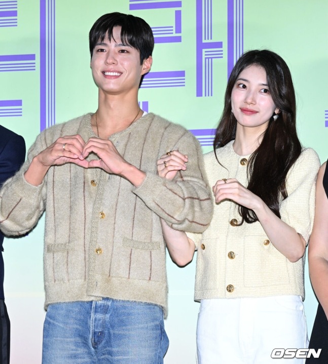 Park Bo Gum và Suzy đi quảng bá phim với hành động thân thiết. Ảnh: Osen.