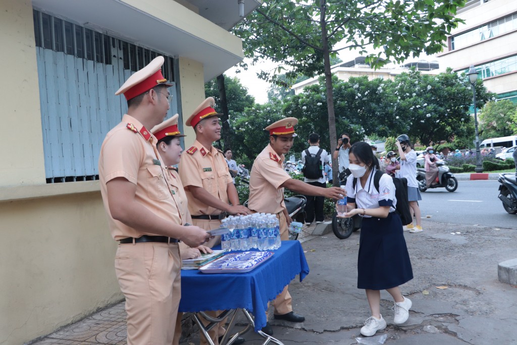 Lực lượng Cảnh sát giao thông tặng nước cho thí sinh tại điểm thi trường THPT Hùng Vương, Quận 5