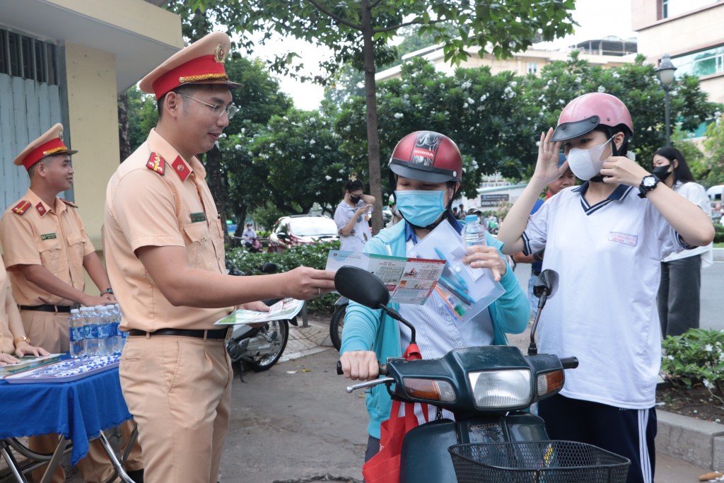 CSGT tuyên truyền cho phụ huynh và học sinh