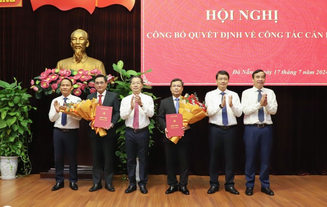 Đà Nẵng trao quyết định cho 2 cán bộ được điều động, phân công. Ảnh: Danang.gov.vn