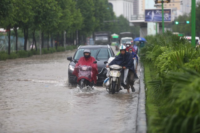 Bão đổ bộ đất liền, vùng ảnh hưởng rất rộng- Ảnh 2.