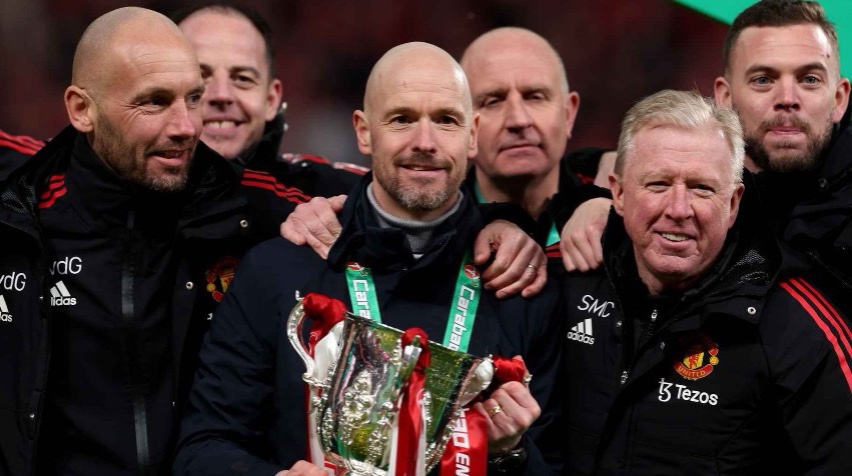 Steve McClaren cùng ban huấn luyện viên Man United vào thời điểm M.U vô địch Carabao Cup 2023.  Ảnh: MUFC