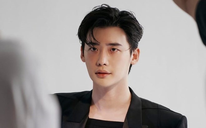 Lee Jong Suk đến Việt Nam giữa tâm điểm nghi vấn chia tay IU