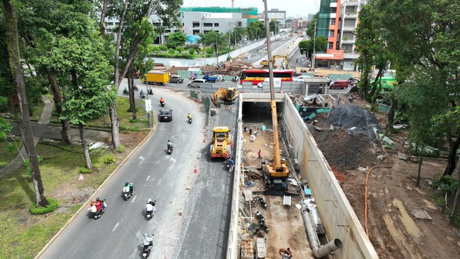 Hầm chui 200 tỷ đồng ở cửa ngõ sân bay Tân Sơn Nhất thông xe vào chiều 10/8- Ảnh 1.