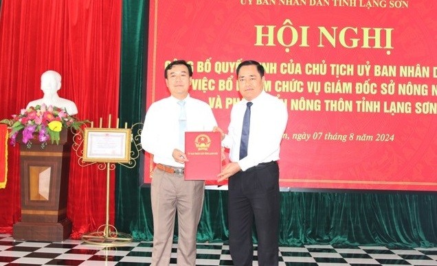 Ông Hồ Tiến Thiệu - Chủ tịch UBND tỉnh Lạng Sơn (phải) trao Quyết định bổ nhiệm tân Giám đốc Sở NN&PTNT tỉnh Lạng Sơn Nguyễn Hữu Chiến.