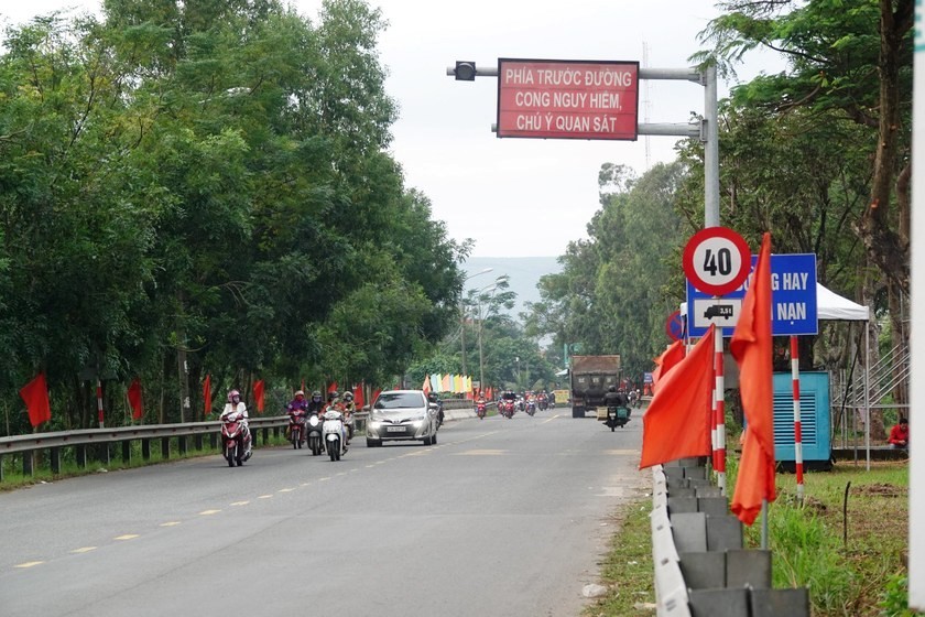 Hiện trạng Quốc lộ 14B nhỏ hẹp, không có vỉa hè nhưng rất đông phương tiện lưu thông.