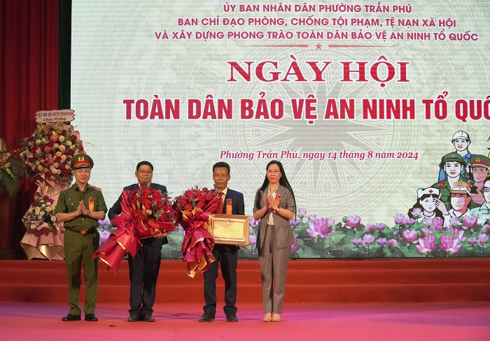 Thiếu tướng Nguyễn Ngọc Lâm - Thứ trưởng Bộ Công an và Bí thư Tỉnh ủy, Chủ tịch HĐND tỉnh  Quảng Nam Bùi Thị Quỳnh Vân trao bằng khen của Bộ Công an cho tập thể, cá nhân phường Trần Phú. (Ảnh: quangngai.gov.vn)