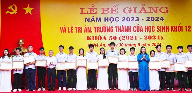 Nghệ An khen thưởng học sinh giỏi gần 4 tỉ đồng