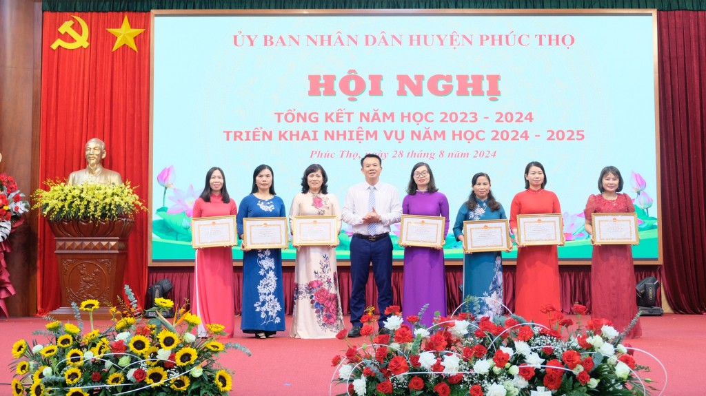 Chủ tịch UBND huyện Phúc Thọ khen thưởng các tập thể cá nhân ngành Giáo dục và Đào tạo huyện đạt thành tích xuất sắc năm học 2023-2024. Ảnh: Minh Phú.