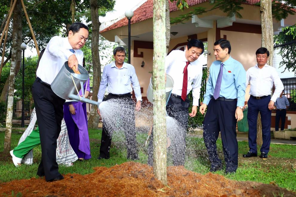 Chủ tịch Quốc hội Trần Thanh Mẫn trồng cây tại Khu lưu niệm Chủ tịch Hội đồng Bộ trưởng Phạm Hùng. Ảnh: Tạ Quang