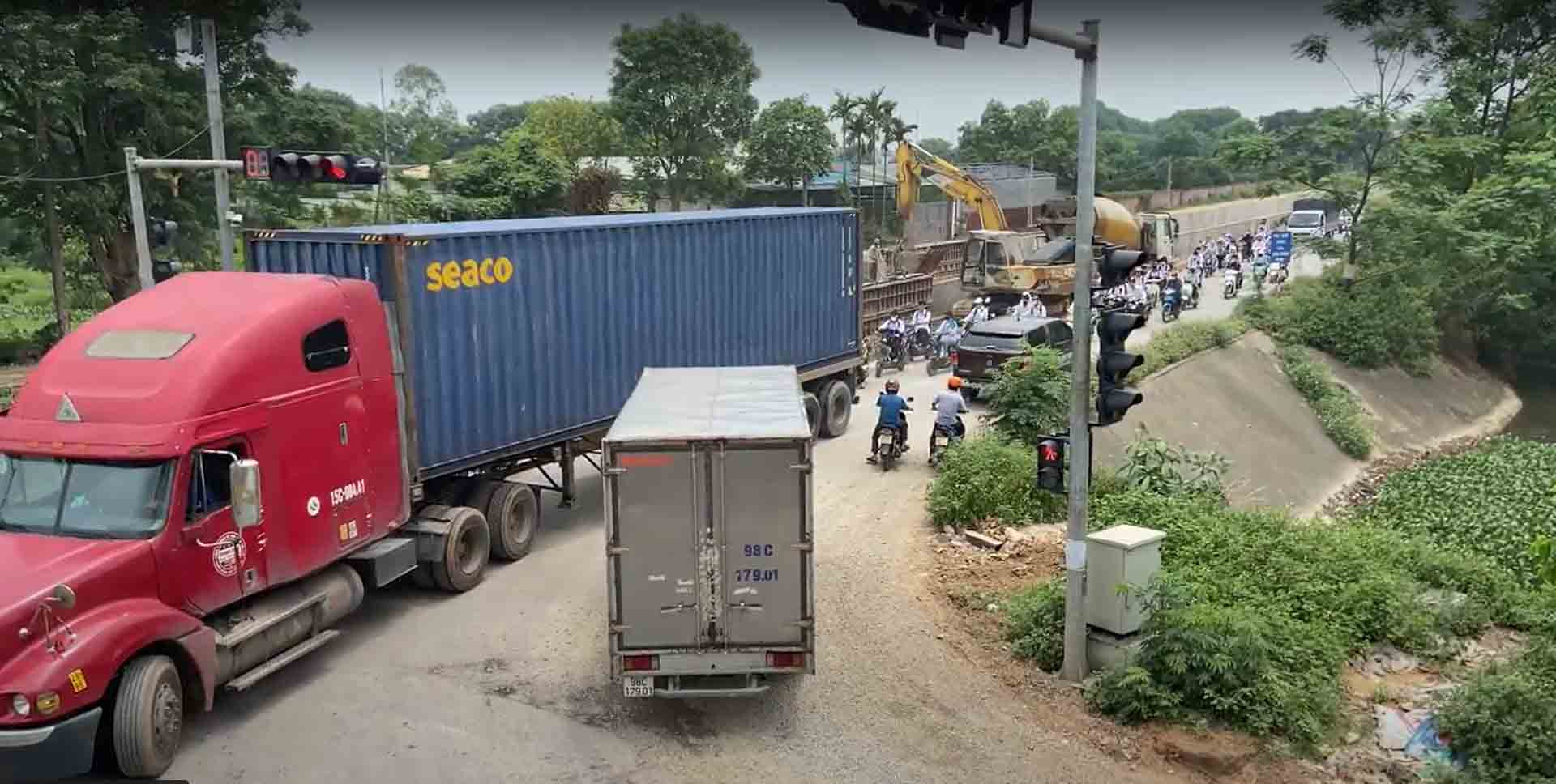 Né trạm BOT QL 38, nhiều xe container đi vào đường làng gây mất an toàn giao thông. Ảnh: Vân Trường