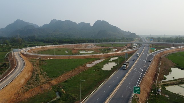 Chính phủ giao nhiệm vụ cho các bộ, ngành thực hiện mục tiêu hoàn thành 3.000 km cao tốc- Ảnh 1.