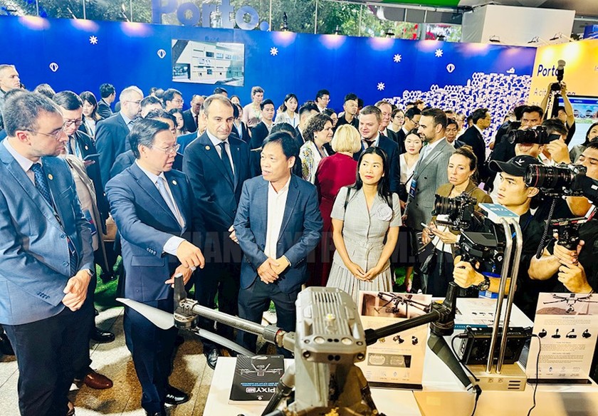 Các đại biểu quốc tế tham quan khu trưng bày các công nghệ cao, vi mạch điện tử và trí tuệ nhân tạo (AI).
