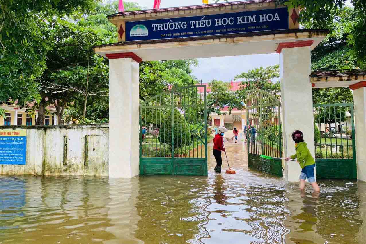 Dọn bùn ở sân trường Tiểu học Kim Hoa. Ảnh: Giang Tuấn.