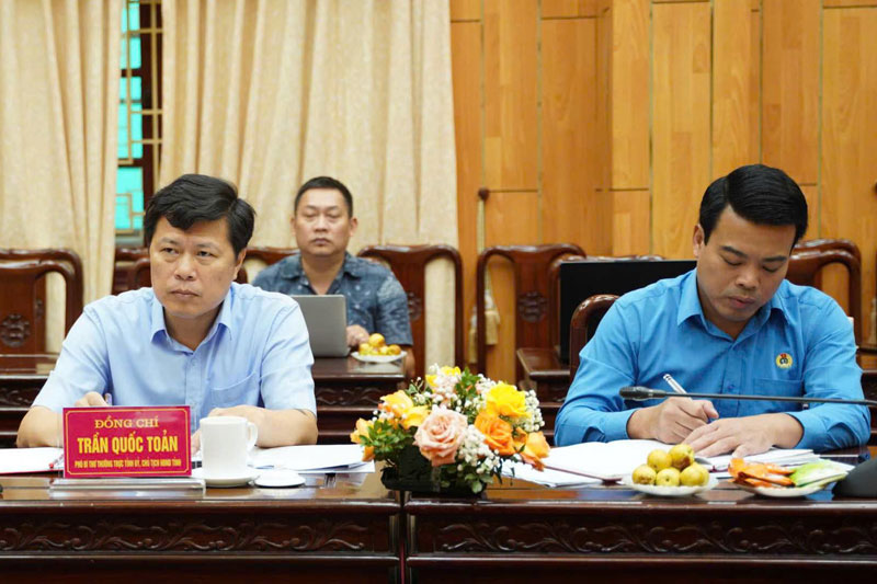 Phó Bí thư Thường trực Tỉnh ủy, Chủ tịch Hội đồng Nhân dân tỉnh Hưng Yên Trần Quốc Toản (bên  trái) trong  buổi làm  việc với Tổng LĐLĐVN. Ảnh: Đền  Phú
