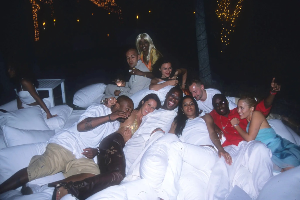 Bữa tiệc trắng của Diddy luôn được phủ đầy gối. Ảnh: Page Six