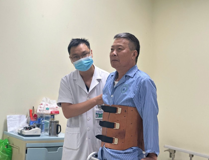 Theo bác sĩ Khoa điều trị Cột sống, ổn định tâm lý bệnh nhân là yếu tố quan trọng giúp bệnh nhân đạt kết quả điều trị tốt.