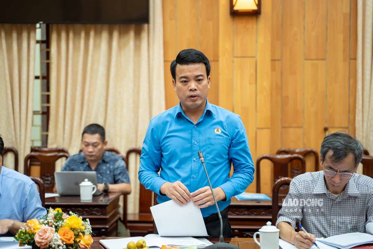 Chủ tịch LĐLĐ tỉnh Hưng Yên Lê Quang Toản báo cáo tình hình phát triển đoàn viên, thành lập công đoàn cơ sở tại buổi làm việc. Ảnh: Đền Phú