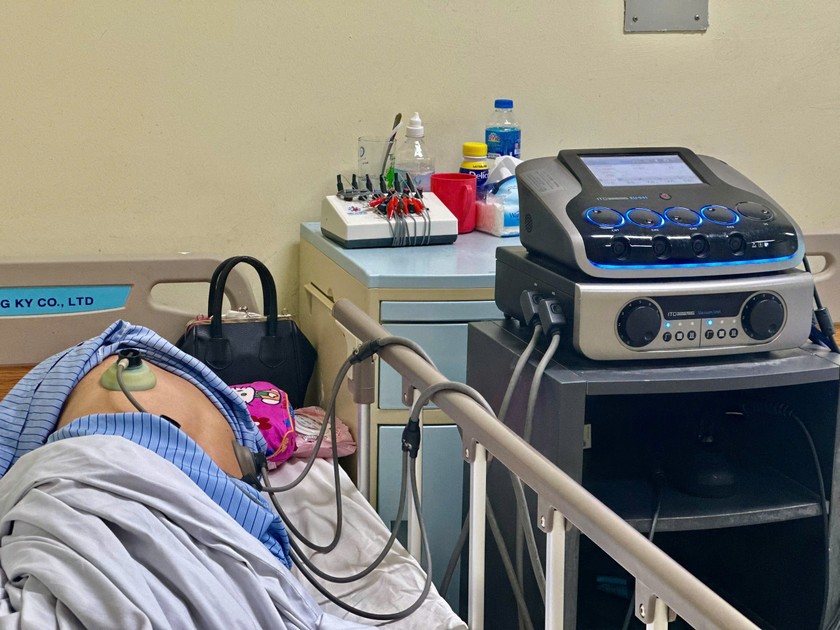 Nhiều máy móc công nghệ cao được áp dụng trong điều trị phục hồi chức năng cho người bệnh.