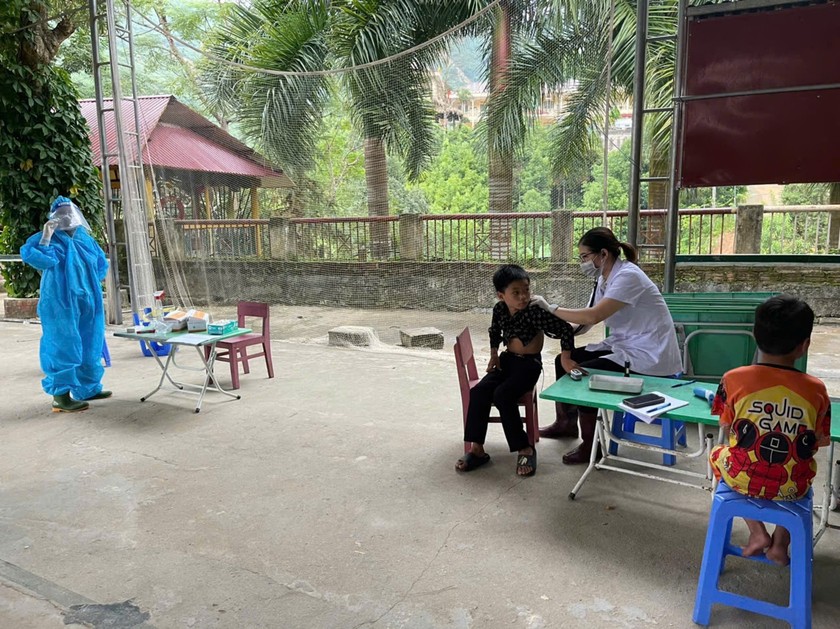 Học sinh Trường Phổ thông dân tộc bán trú Tiểu học và Trung học cơ sở Nậm Khánh được khám sức khoẻ.