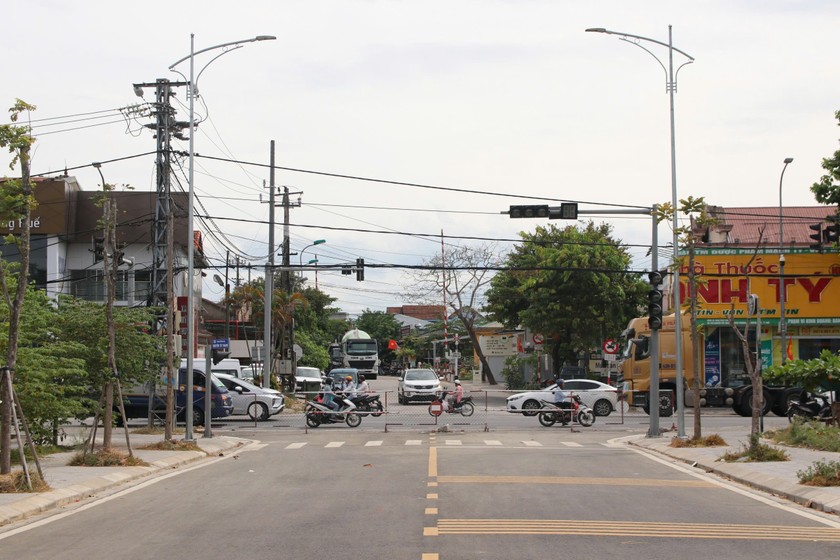 Đoạn tỉnh lộ 7 ở phường Thủy Phương, TX Hương Thủy phải “khóa” ở vị trí đấu nối QL1A dù công trình đã hoàn thiện. (Ảnh: Nhung - Huy)