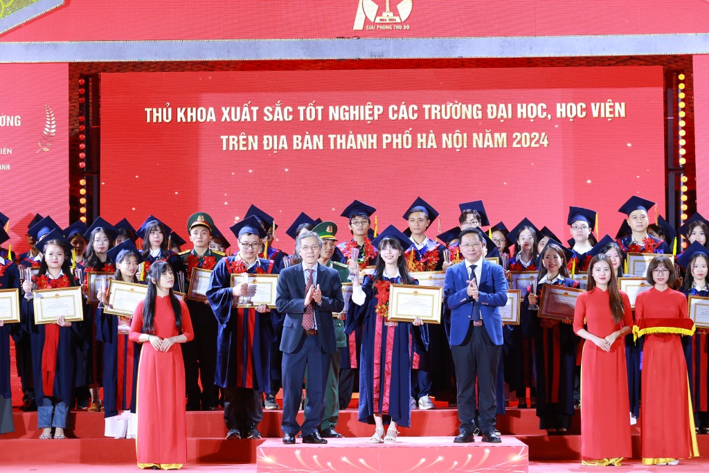 Vinh danh Thủ khoa xuất sắc tốt nghiệp trên địa bàn TP Hà Nội