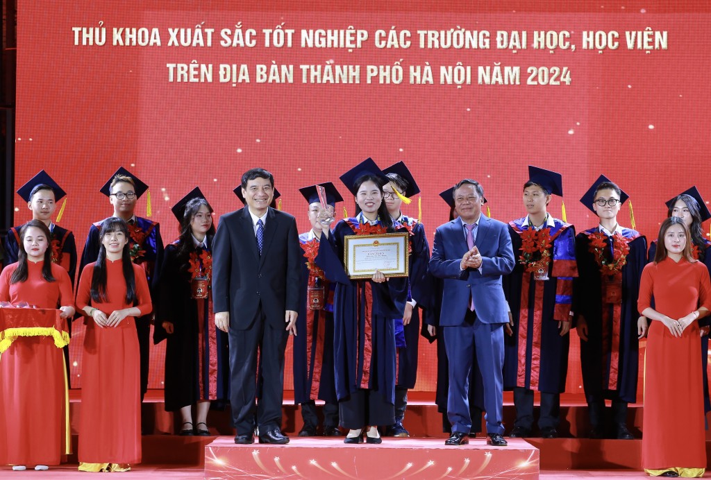 Vinh danh Thủ khoa xuất sắc tốt nghiệp trên địa bàn Thủ đô