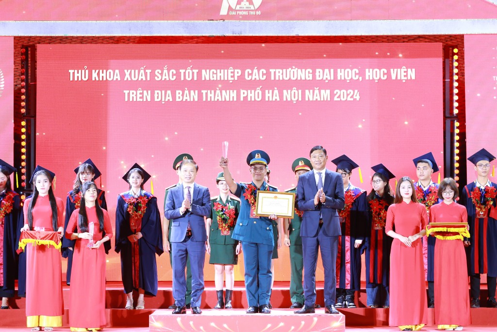 Vinh danh Thủ khoa xuất sắc tốt nghiệp trên địa bàn Thủ đô