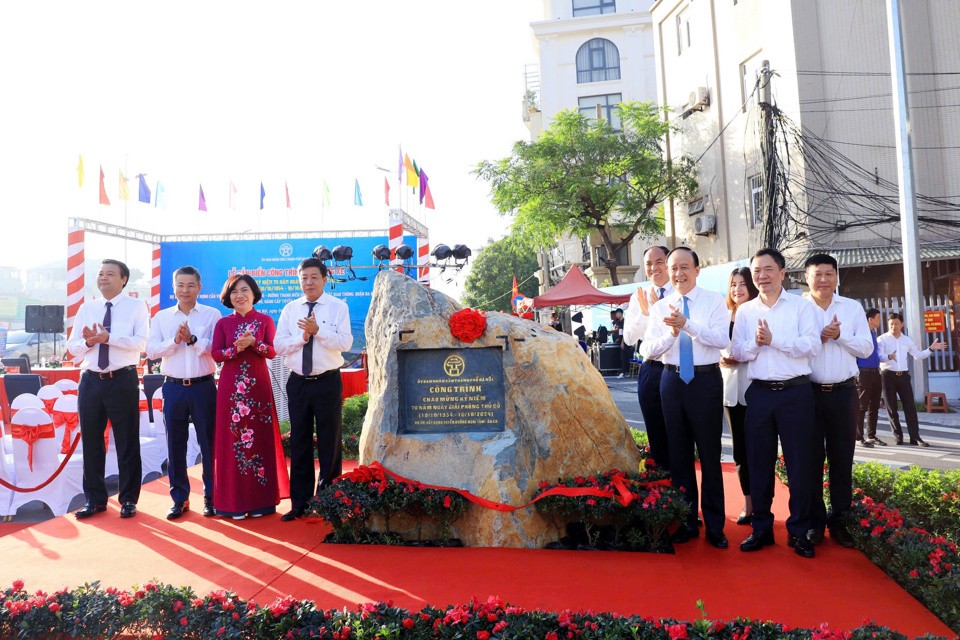 Các đại biểu thực hiện nghi thức gắn biển công trình chào mừng 70 năm Ngày Giải phóng