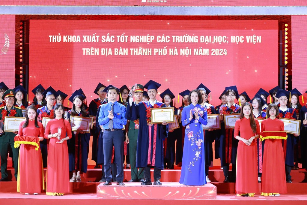 Vinh danh Thủ khoa xuất sắc tốt nghiệp trên địa bàn Thủ đô