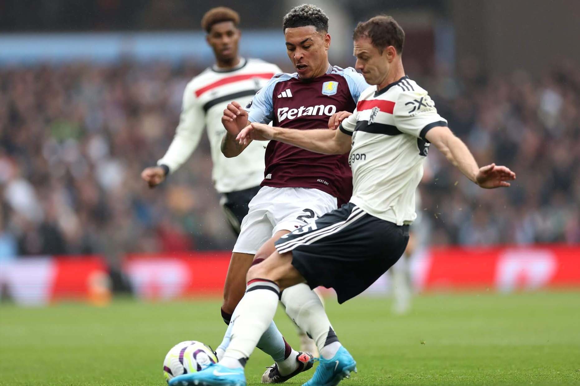 Một mình Jonny Evans đã gánh cả hàng thủ Man United tại Villa Park. Ảnh: AFP